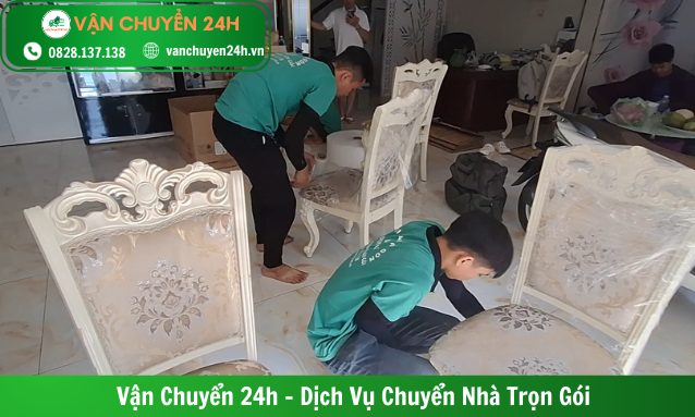 Nhân viên đang thực hiện chuyển đồ đạc lên xe tải. dịch vụ chuyển nhà trọn gói chuyên nghiệp giá rẻ tphcm