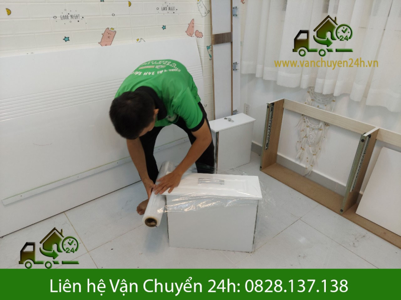 Nhân viên dịch vụ chuyển nhà trọn gói quận 5 đang bao bọc đồ đạc