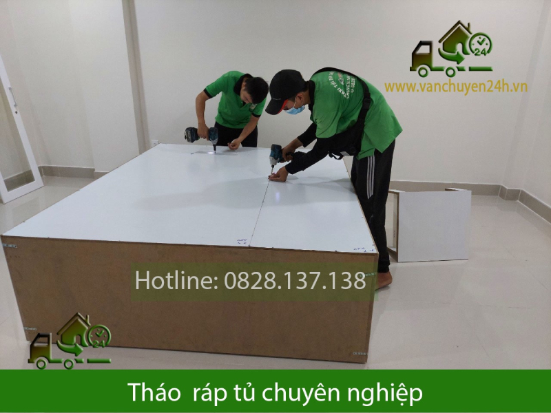Nhân viên chuyển nhà tháo lắp đồ đạc chuẩn bị trước khi vận chuyển