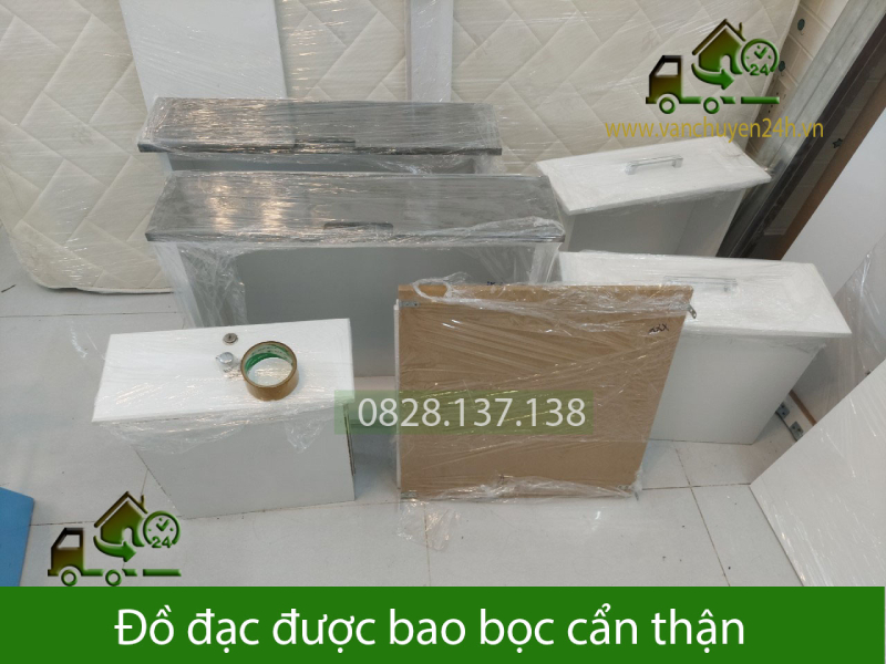 Đồ đạc được bao bọc cẩn thận trước khi chuyến sang nhà mới