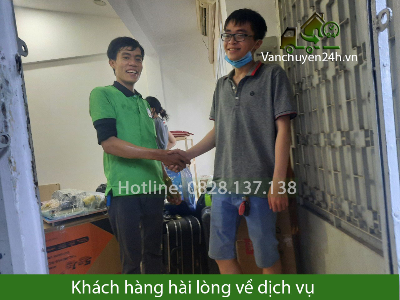 Khách hàng dịch vụ chuyển nhà trọn gói của Vận Chuyển 24h Sài Gòn