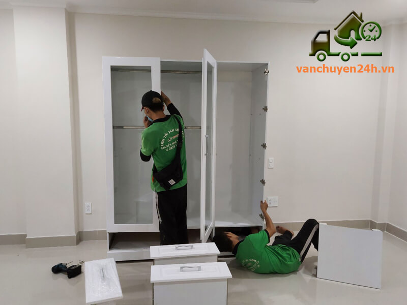 Đồ đạc được bao bọc bởi nhân viên vanchuyen24h Dịch vụ chuyển nhà trọn gói quận 2