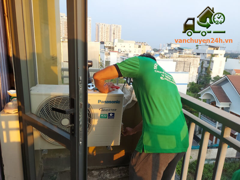 Đồ đạc được vận chuyển bởi nhân viên