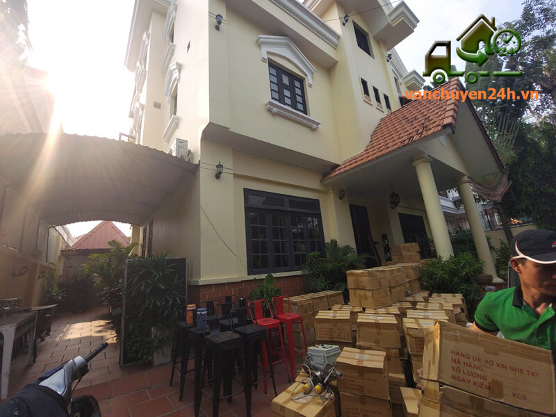 Đồ đạc được xếp gọn trước khi vận chuyển lên xe Đồ đạc được xếp gọn trước khi vận chuyển lên xe