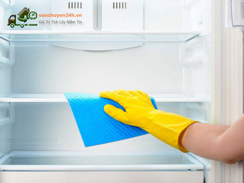 Cần vệ sinh sạch sẽ rồi mới bọc lót tủ lạnh khi chuyển nhà