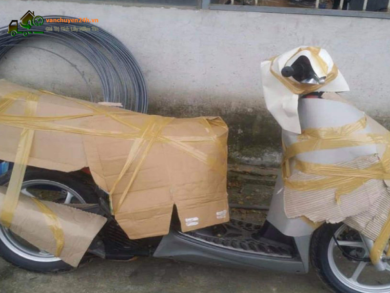 Bọc xe máy bằng thùng giấy dễ dàng