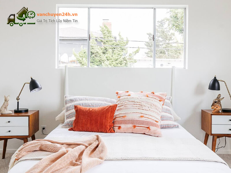 Kê giường ngủ theo phong thủy sẽ đem lại nhiều may mắn Do đó bạn cần tránh tuyệt đối không được kê giường ngay dưới xà ngang.