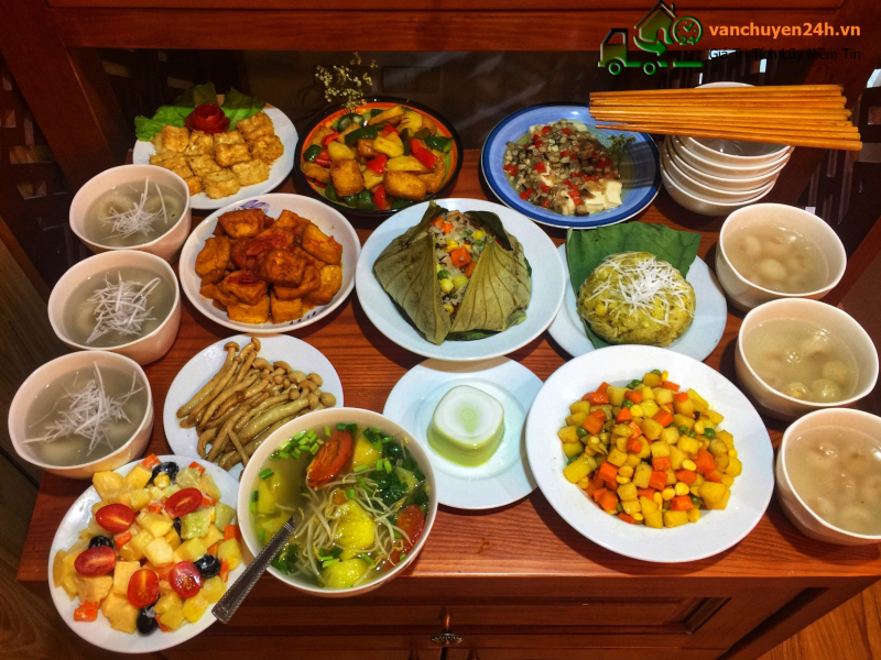 Chuẩn bị mâm nhỏ đồ ăn, hoa quả để cúng