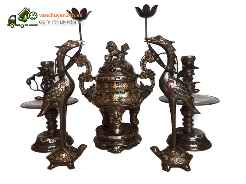 Đỉnh đồng cũng đại diện cho lòng thành kính của gia chủ đối với ông bà tổ tiên