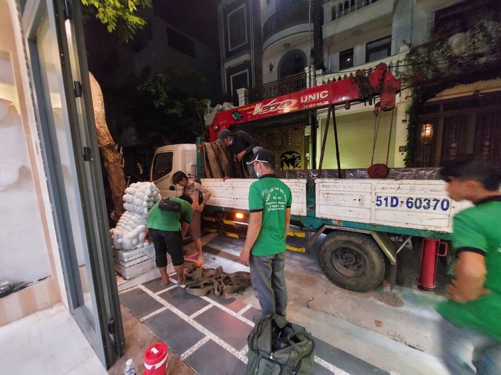 Nâng cẩu hàng hóa nặng để vận chuyển đi.