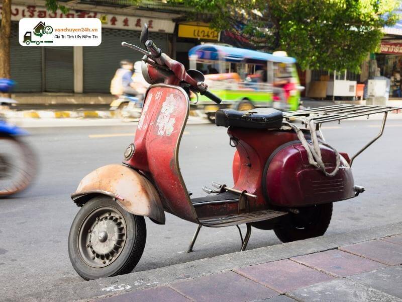 Chở đồ bằng xe máy rất tiện lợi nhưng không đảm bảo an toàn tuyệt đối phương tiện chuyển đồ đạc
