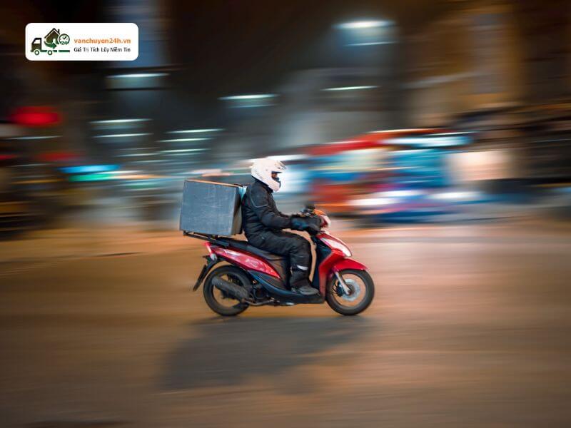 Sinh viên thường chuyển đồ sang trọ mới bằng xe máy Sinh viên thường chuyển đồ sang trọ mới bằng xe máy