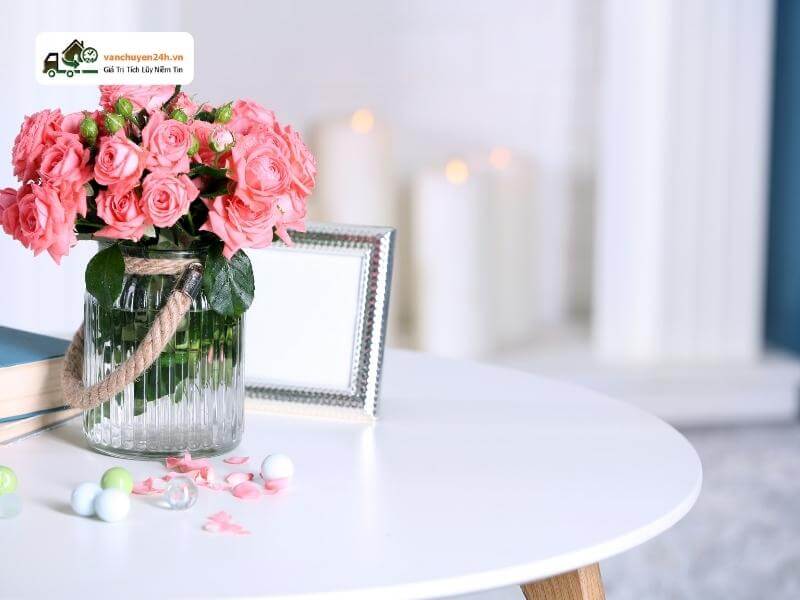 Cách decor phòng trọ nhỏ bằng khung tranh khá là tiết kiệm nhưng rất đẹp