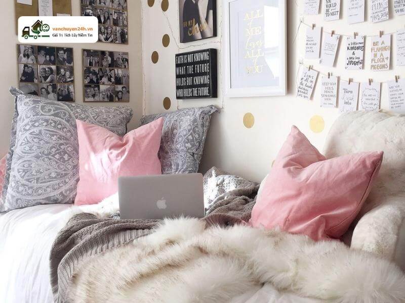 Phòng trọ decor đẹp với tranh treo tường và giấy ghi chú nhiều màu