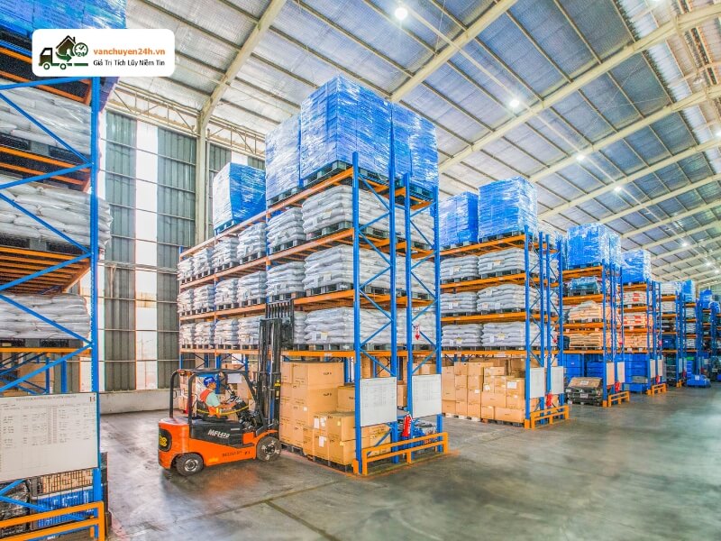 Chọn loại xe nâng phù hợp khi chuyển kho hàng điện máy cũng là việc đáng được lưu ý