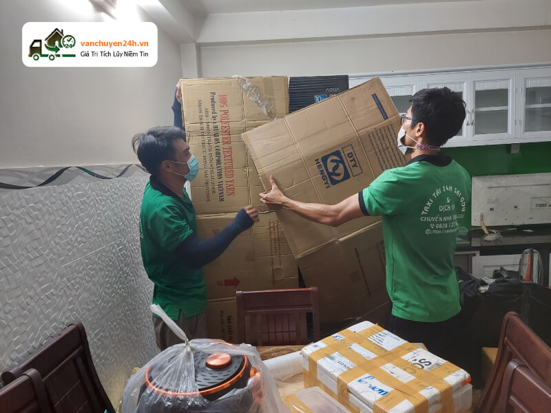 Giữ liên lạc liên tục với đơn vị vận chuyển